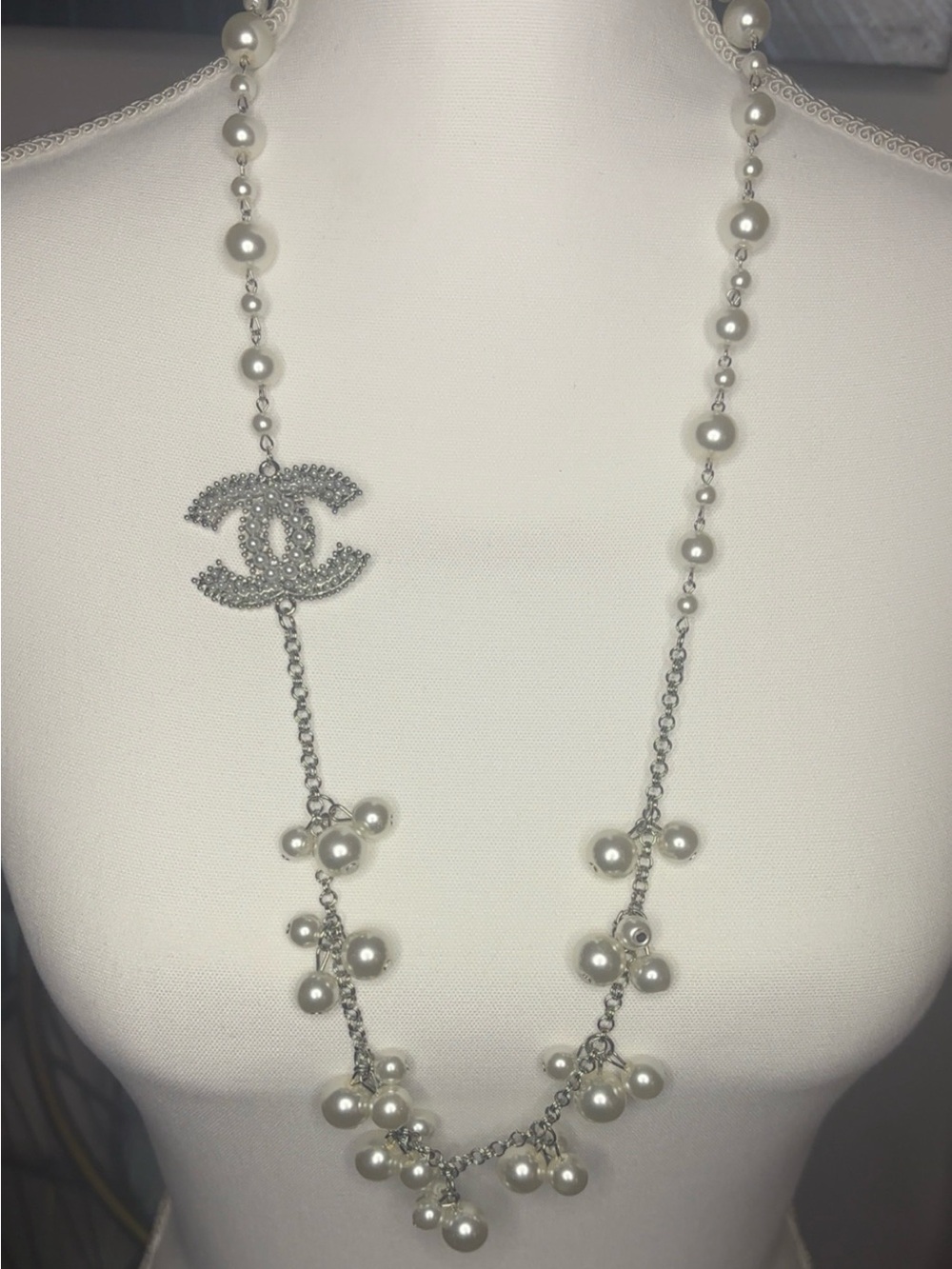 Source Unknown Silver-Tone Chain with White Pearls and Logo Accent